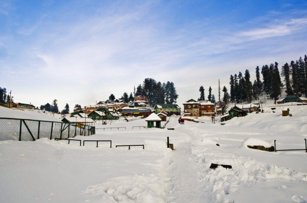 shutterstock_163061300-ski-resort-in-winter-gulmarg-jammu-and-kashmir-india