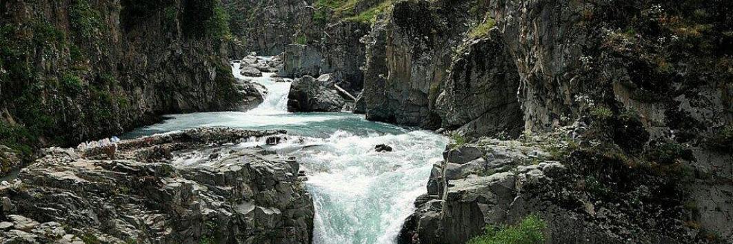 Aharbal Waterfall Kashmirhills.com