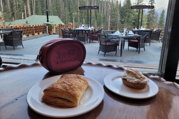 Cloves Restaurant Gulmarg Kashmirhills.com