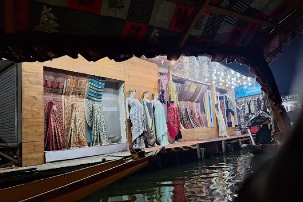 Floating Markets of Dal Lake Sonmarg Kashmirhills.com